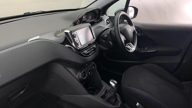 Used Peugeot 208 Signature Sky 81 HP (59 kW) 2019 Blue Hatchback