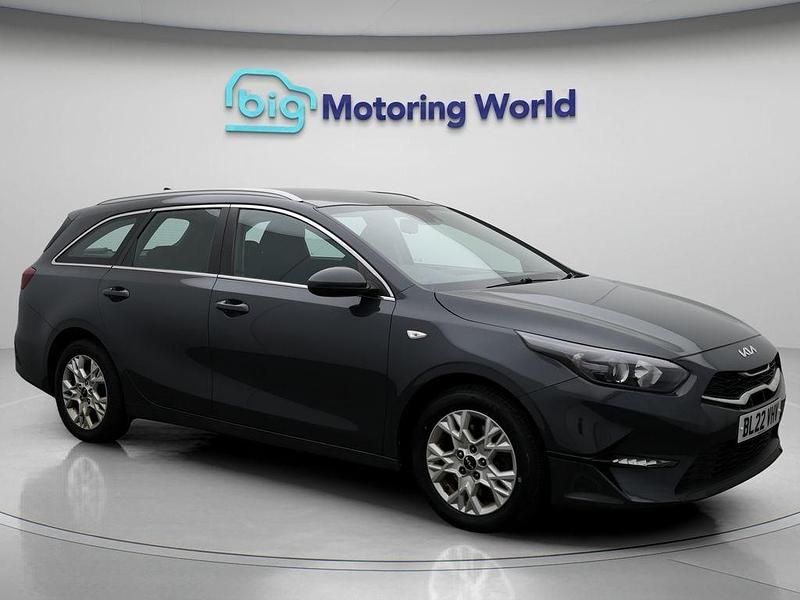 Grey Used 2022 Kia Ceed Hatchback | £9,500 (Good price) - Image 1/4
