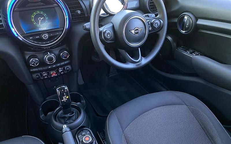 Usado Mini Cooper Classic 136 CV (100 kW) 2019 Plateado Utilitario