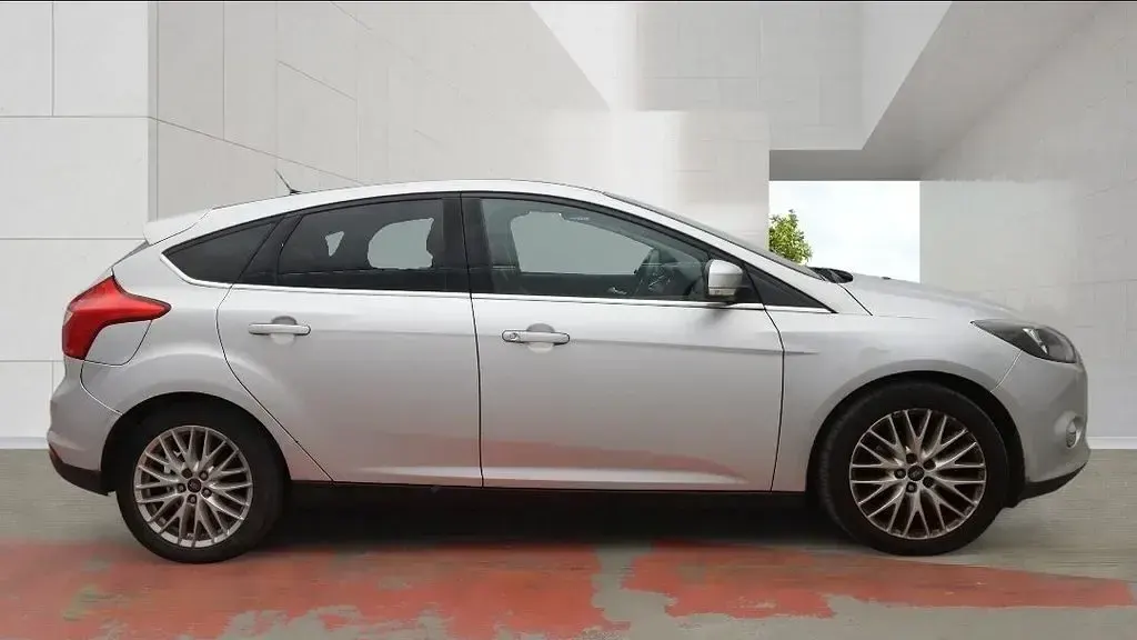Used Ford Focus Zetec 125 HP (91 kW) 2011 Silver Hatchback