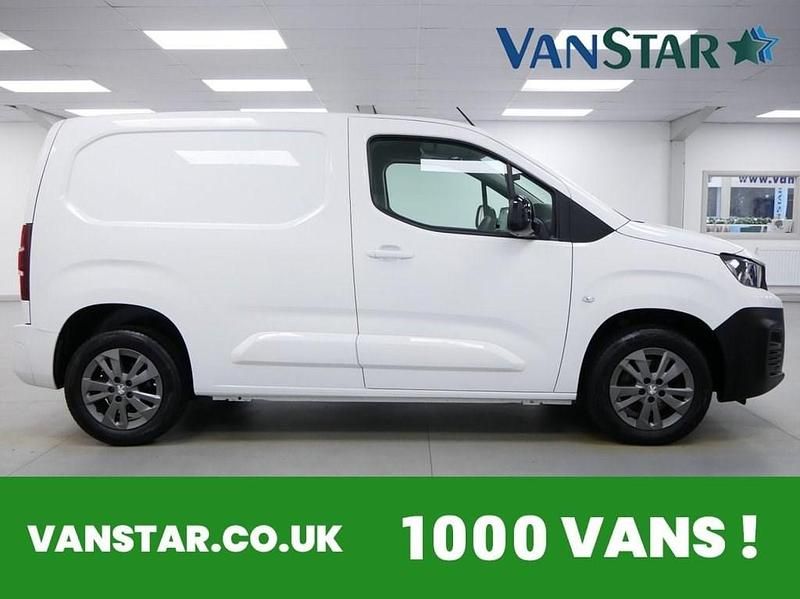 Used Peugeot Partner Premium 130 HP (95 kW) 2022 White MPV