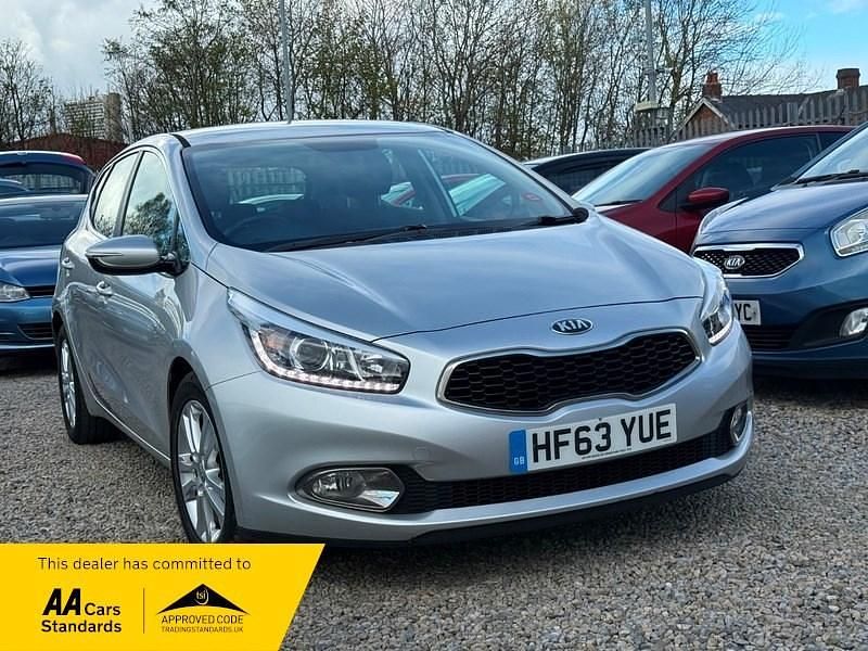 Usado Kia Ceed 126 HP (92 kW) 2013 Prateado Citadino