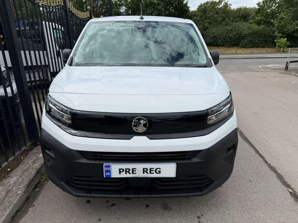 New Vauxhall Combo 100 HP (73 kW) 2026 White MPV