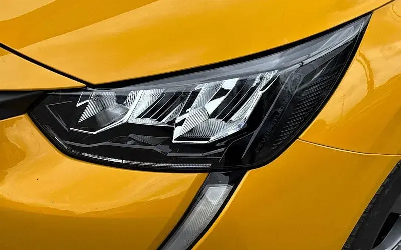 Used Peugeot 208 Active Premium 75 HP (55 kW) 2022 Yellow Hatchback