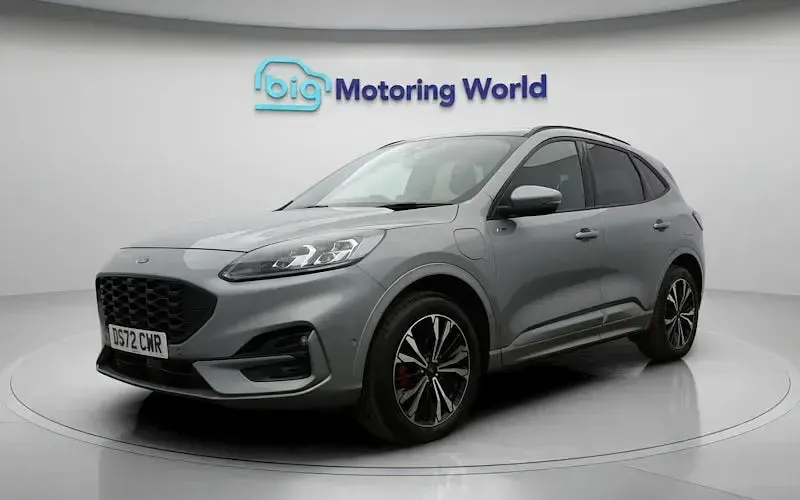 Usado Ford Kuga ST-Line X 225 HP (165 kW) 2023 Prateado SUV