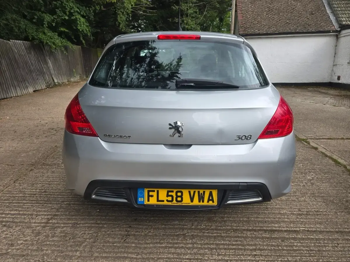 Używany Peugeot 308 2008 Srebrny Hatchback