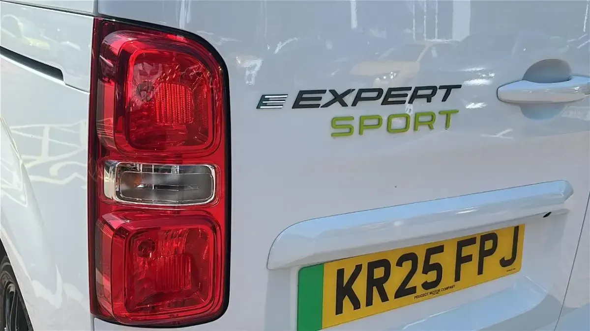 Używany Peugeot e-Expert Sport 98 kW (134 KM) 2025 Biały Van