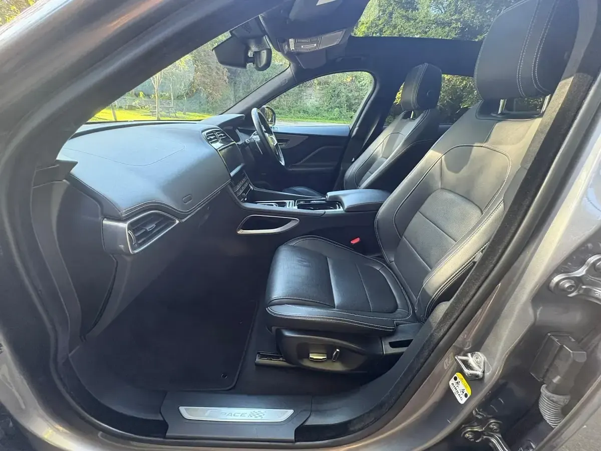 Begagnad Jaguar F-Pace Chequered Flag 180 HK (132 kW) 2019 Grå SUV