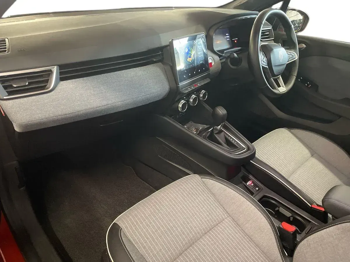 Used Renault Clio Techno 143 HP (105 kW) 2025 Valencia orange Hatchback