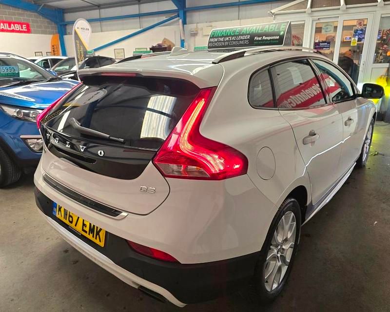 Used Volvo V40 Pro 2017 White Hatchback