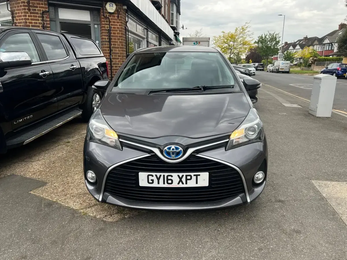 Used Toyota Yaris 100 HP (73 kW) 2016 Grey Hatchback