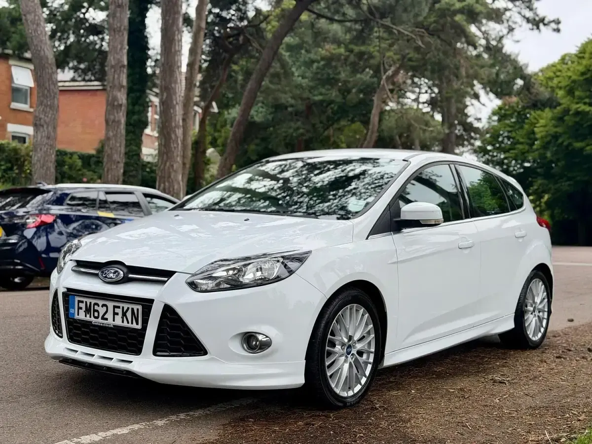 Used Ford Focus Zetec 115 HP (84 kW) 2013 White Hatchback
