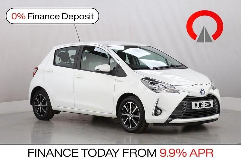 Used Toyota Yaris Hybrid 100 HP (73 kW) 2019 White Hatchback