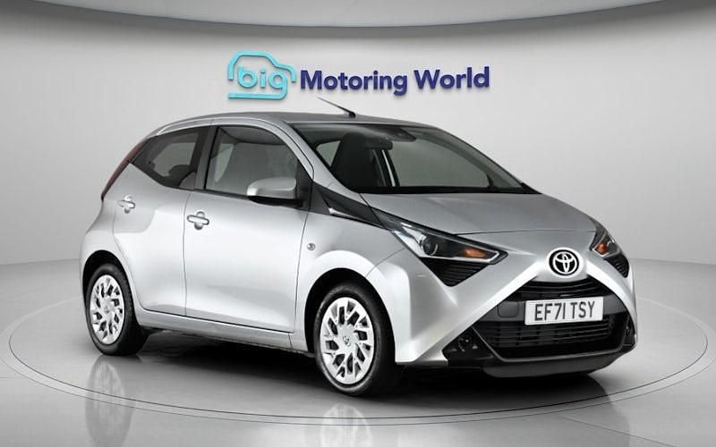 Used Toyota Aygo X-play 72 HP (52 kW) 2021 Silver Hatchback