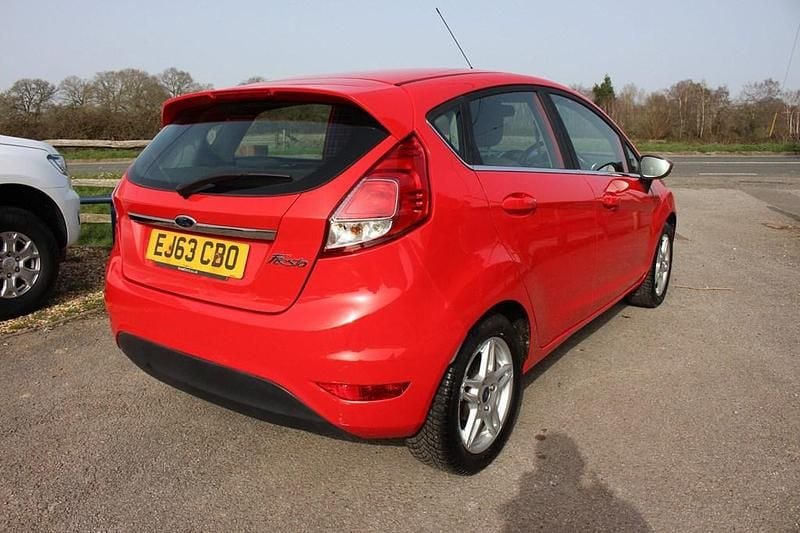 Usado Ford Fiesta Zetec 2013 Vermelho Citadino