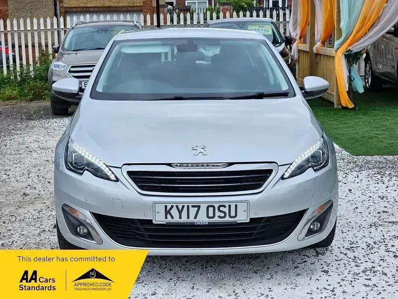 Begagnad Peugeot 308 Allure 130 HK (95 kW) 2017 Silver Halvkombi