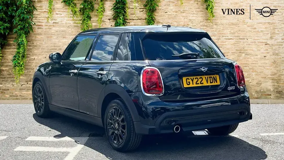 Używany Mini Cooper Classic 134 KM (98 kW) 2022 Czarny Hatchback