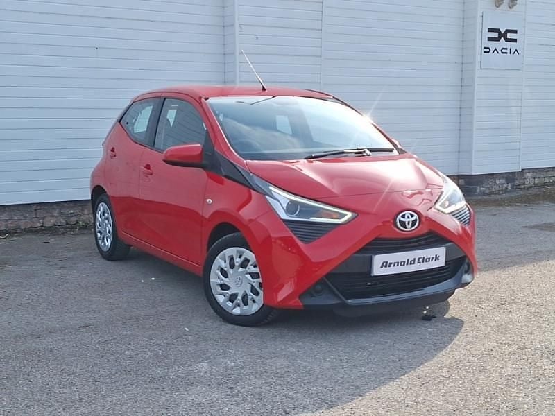 Used Toyota Aygo X-play 72 HP (52 kW) 2018 Red Hatchback