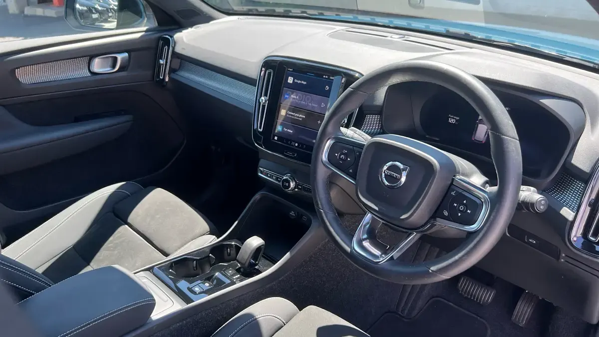 Used Volvo XC40 Plus 197 HP (144 kW) 2025 Blue SUV