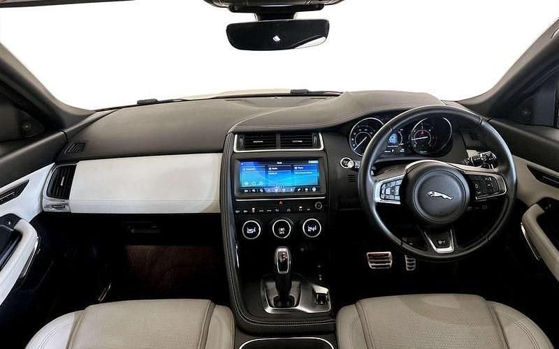 Używany Jaguar E-Pace R-Dynamic 179 KM (131 kW) 2019 Czerwony SUV