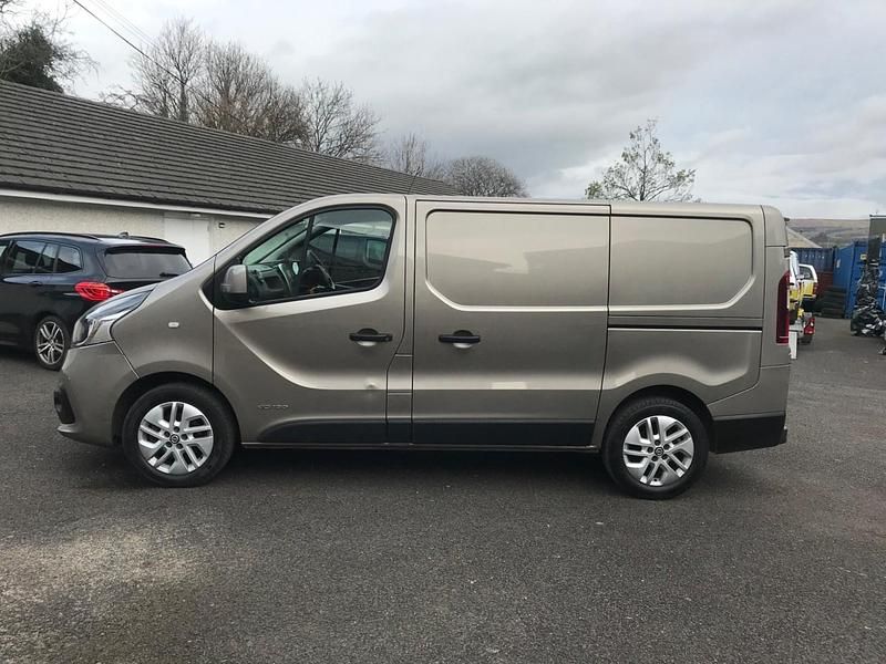 Used Nissan NV300 Tekna 120 HP (88 kW) 2019 Grey Van