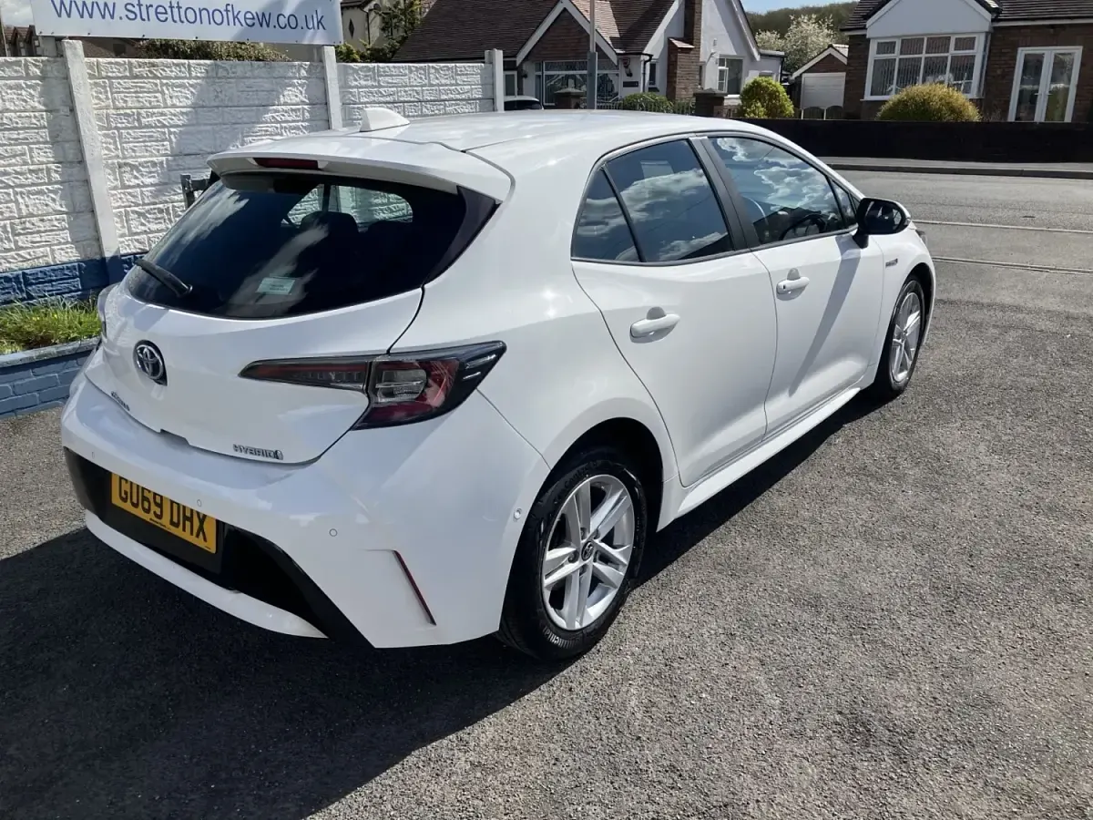Used Toyota Corolla 122 HP (89 kW) 2019 White Hatchback
