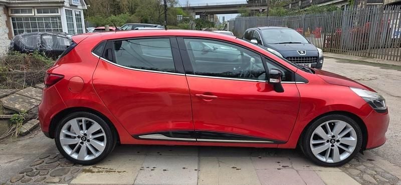 Used Renault Clio IV Dynamique 90 HP (66 kW) 2015 Red Hatchback