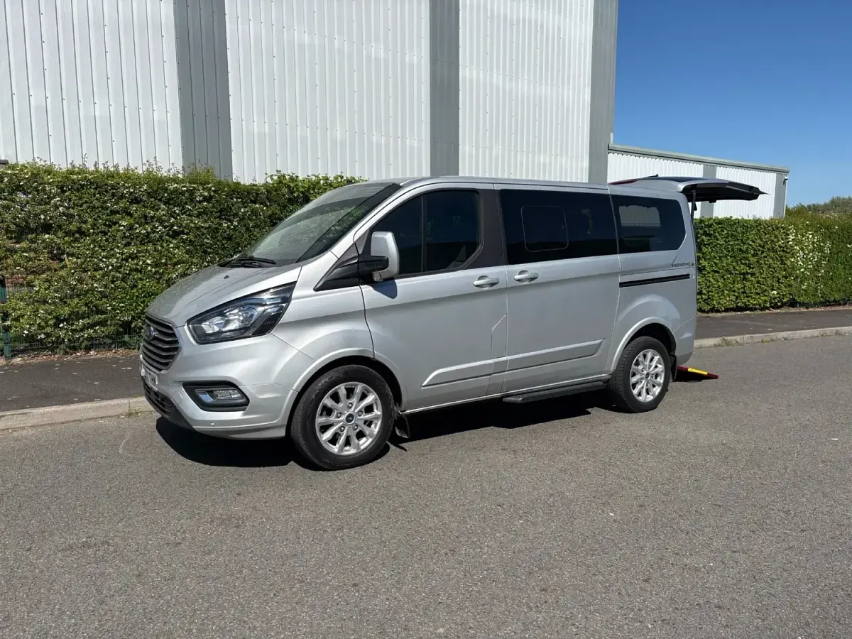 Usado Ford Tourneo Titanium 130 CV (95 kW) 2022 Plateado Monovolumen