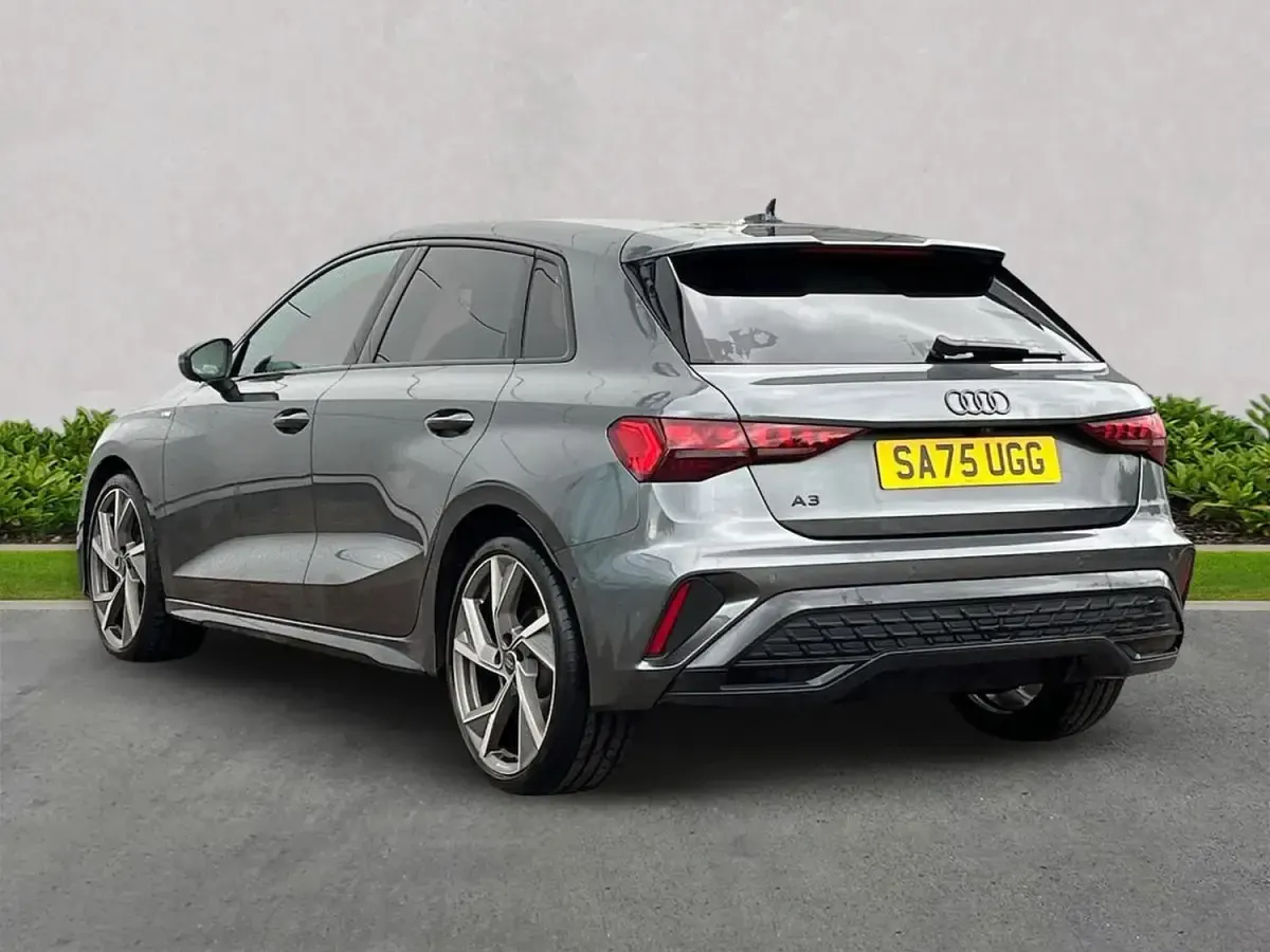 Begagnad Audi A3 Black Edition 147 HK (108 kW) 2025 Grå Halvkombi
