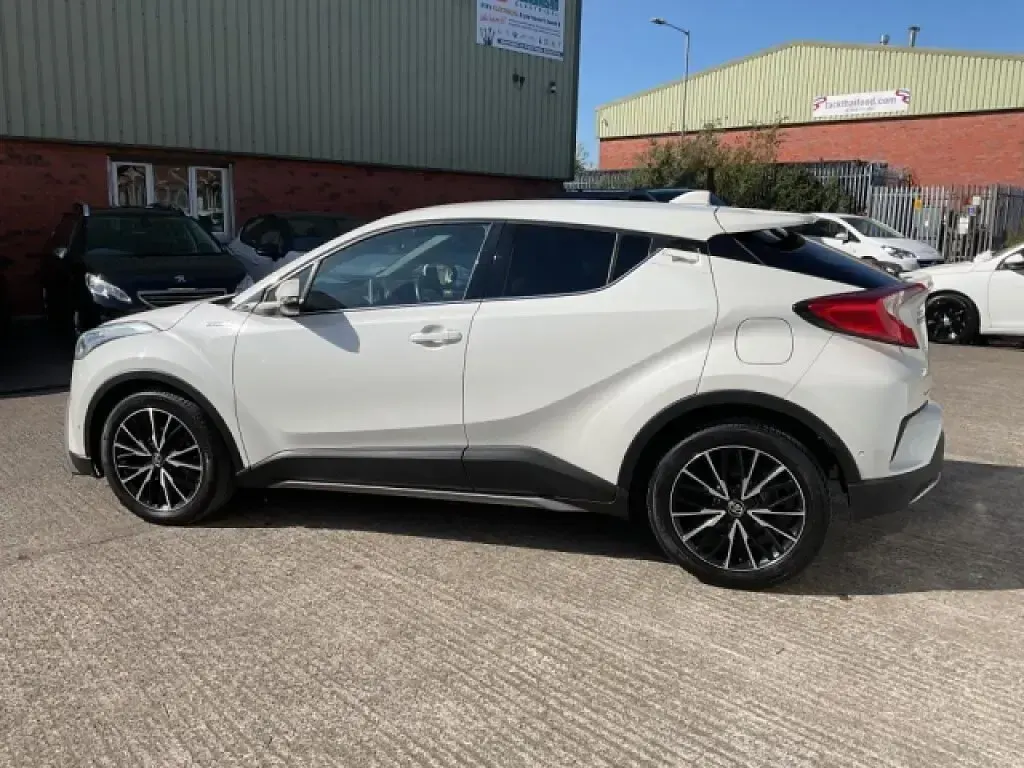 Second-hand Toyota C-HR 122 CP (89 kW) 2017 Alb SUV