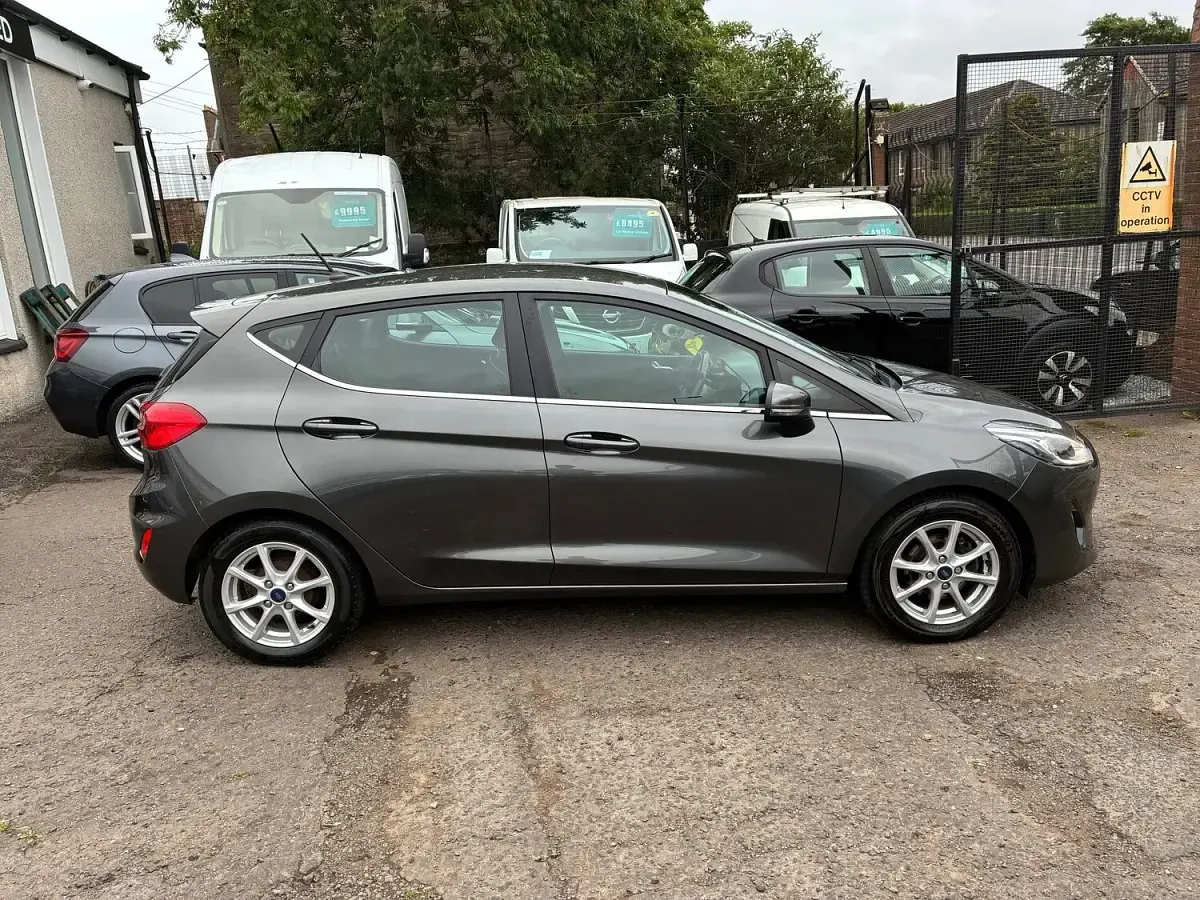 Used Ford Fiesta Zetec 100 HP (73 kW) 2018 Grey Hatchback