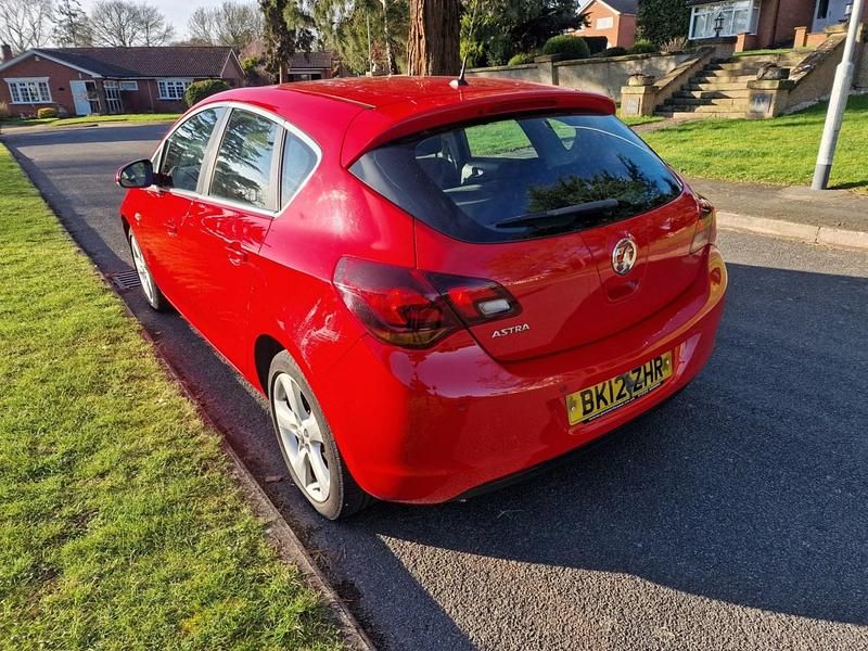 Begagnad Vauxhall Astra SRi 2012 Röd Halvkombi