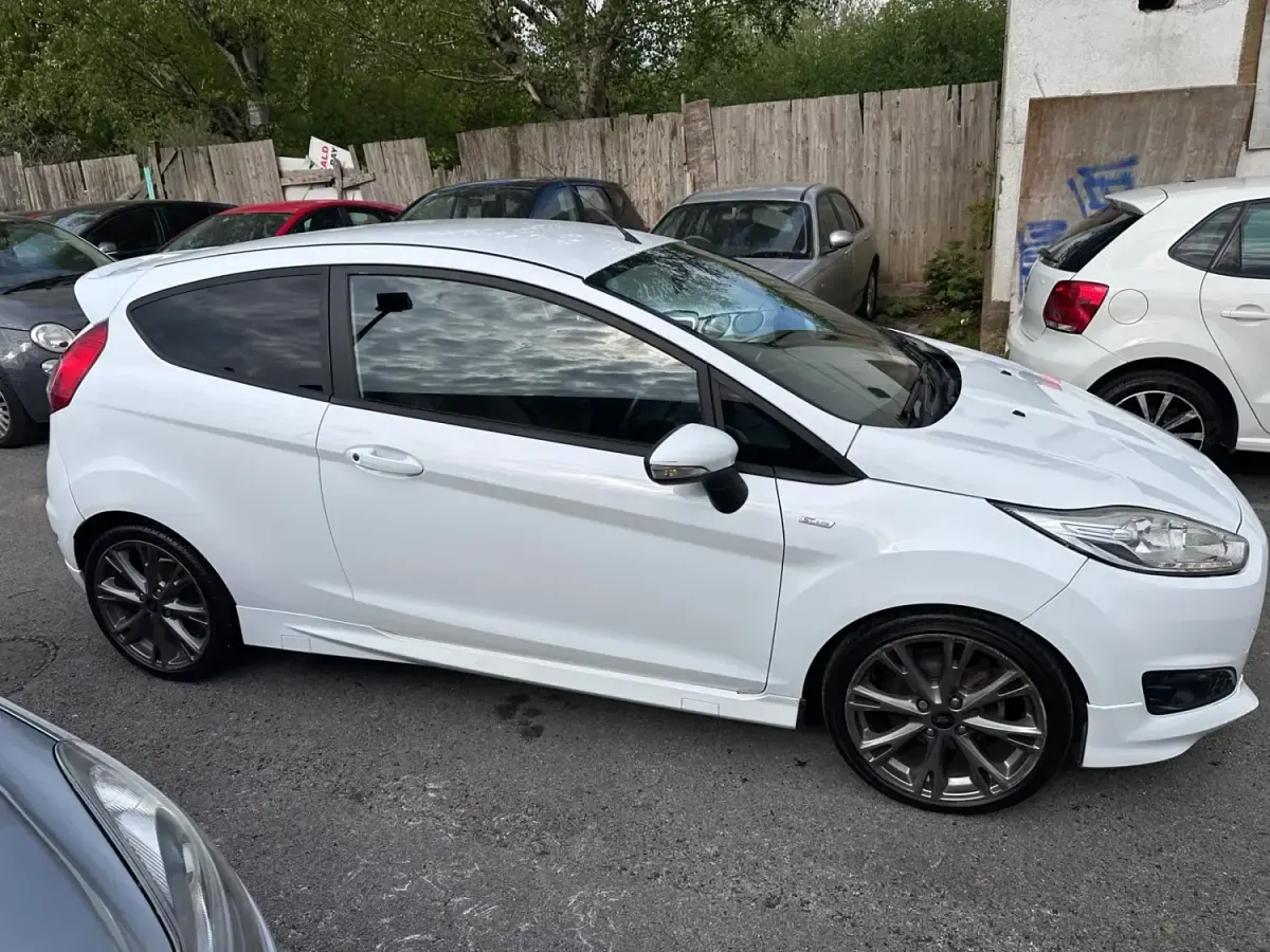 Begagnad Ford Fiesta ST-Line 100 HK (73 kW) 2016 Vit Halvkombi