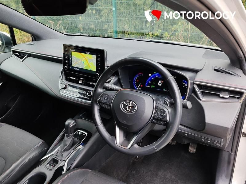 Used Toyota Corolla 184 HP (135 kW) 2019 White Estate