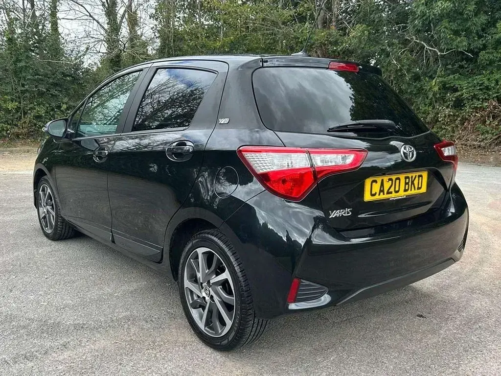 Używany Toyota Yaris 109 KM (80 kW) 2020 Czarny Hatchback