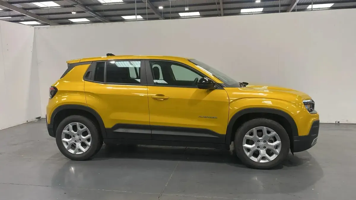Begagnad Jeep Avenger Altitude 114 kW (156 HK) 2024 Gul SUV
