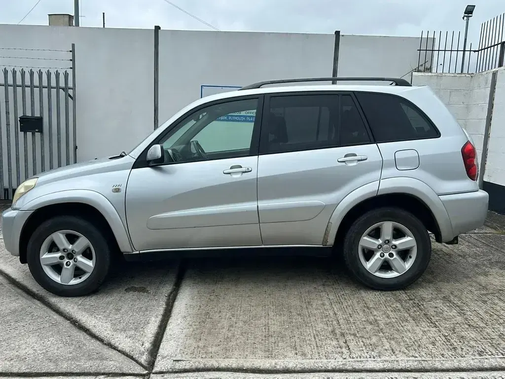Used Toyota RAV4 147 HP (108 kW) 2005 Silver SUV