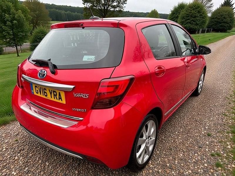 Used Toyota Yaris Hybrid 2016 Red Hatchback