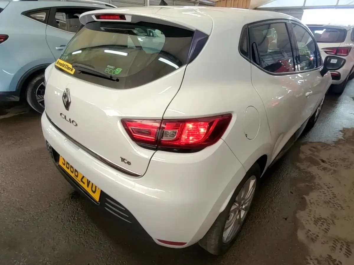 Used Renault Clio Dynamique 90 HP (66 kW) 2016 White Hatchback
