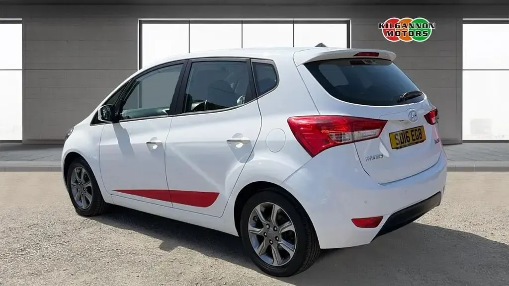Used Hyundai ix20 SE 125 HP (91 kW) 2016 White Hatchback