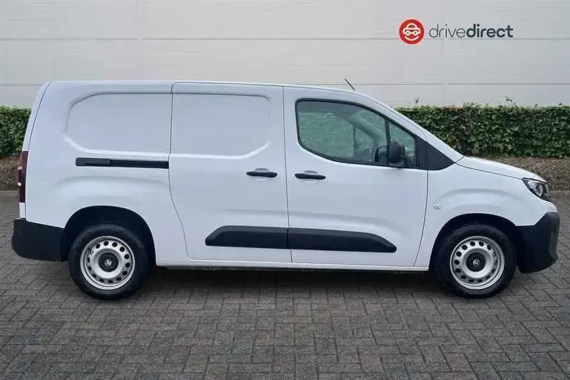 Second-hand Vauxhall Combo S 100 CP (73 kW) 2024 Alb Monovolum