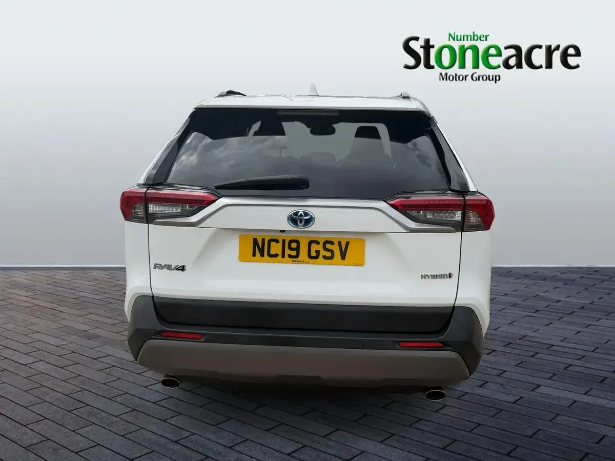 Used Toyota RAV4 218 HP (160 kW) 2019 White SUV