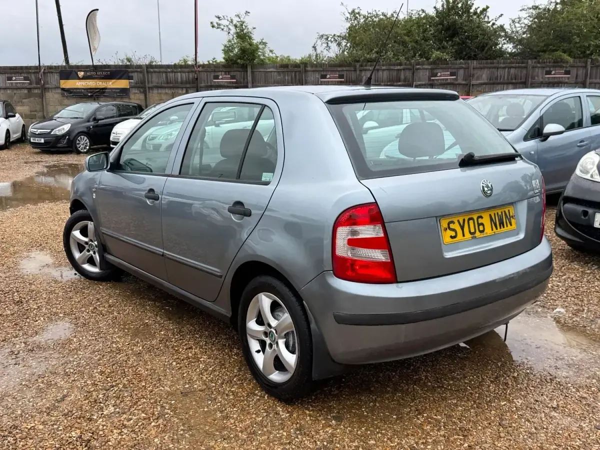 Used Skoda Fabia Ambiente 75 HP (55 kW) 2006 Grey Hatchback