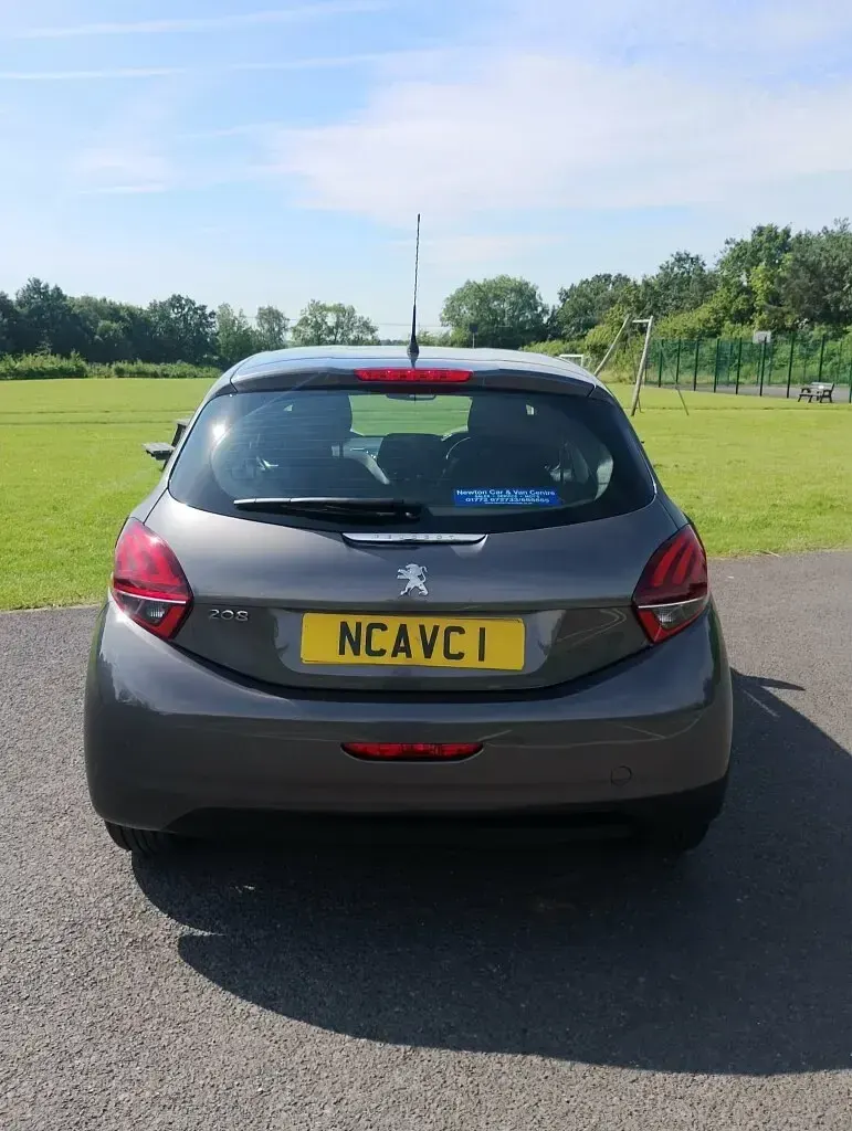 Used Peugeot 208 Signature Sky 82 HP (60 kW) 2018 Grey Hatchback