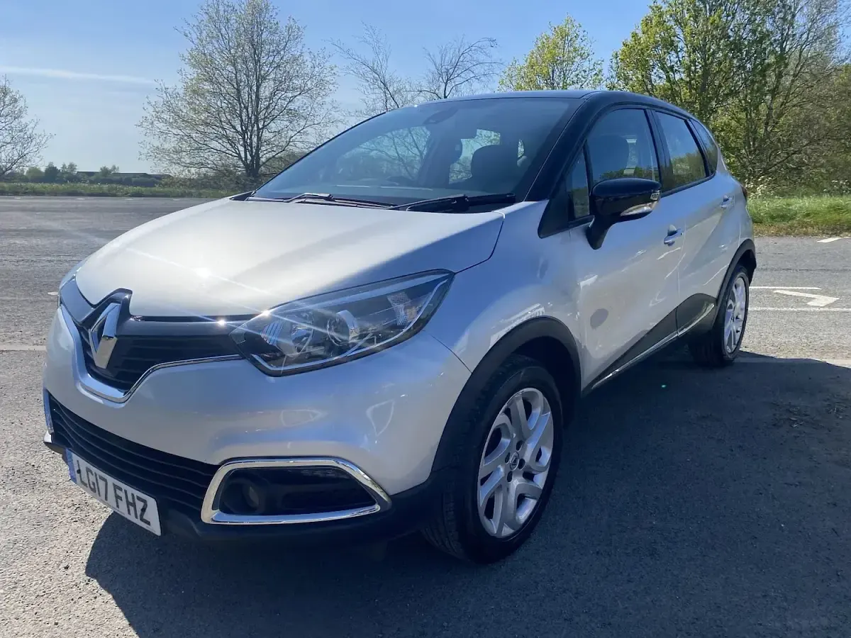 Used Renault Captur Dynamique 90 HP (66 kW) 2017 Silver SUV