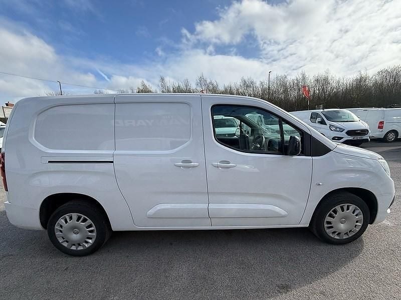 Second-hand Vauxhall Combo 100 CP (73 kW) 2024 Alb Monovolum