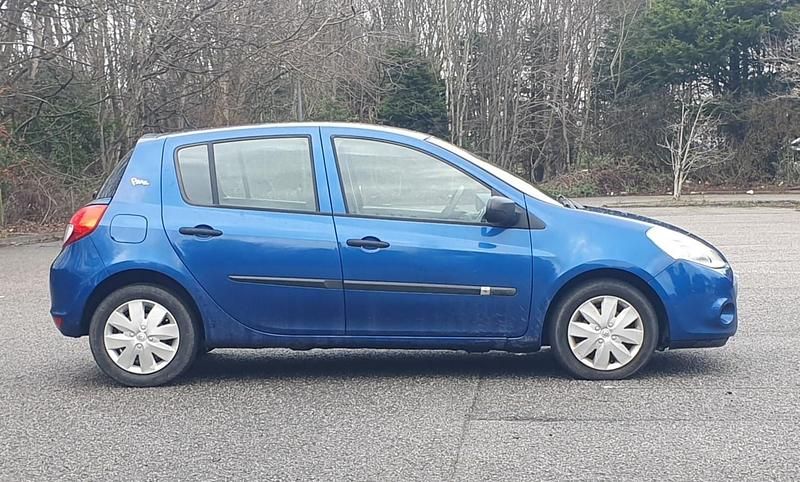 Usado Renault Clio II 75 HP (55 kW) 2011 Azul Citadino