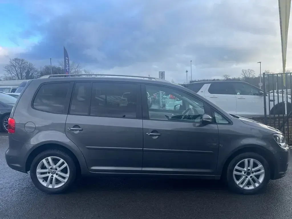 Begagnad VW Touran SE 105 HK (77 kW) 2014 Grå Minibuss