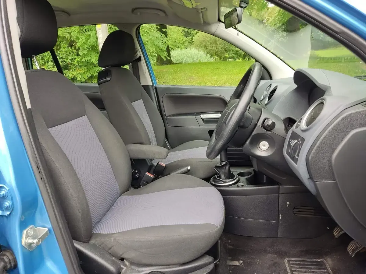 Used Ford Fusion Zetec 80 HP (58 kW) 2010 Blue Hatchback