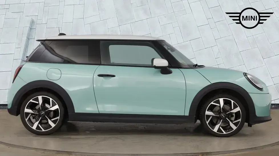 Used Mini Cooper Hatch 154 HP (113 kW) 2024 Green Hatchback
